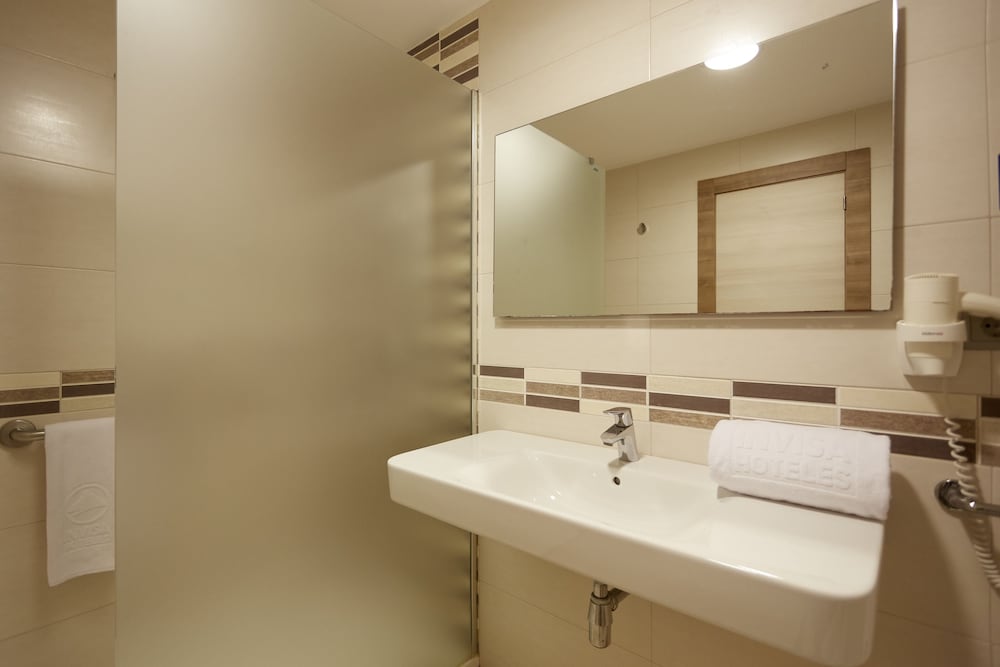 Invisa Hotel Club Cala Blanca 15/44