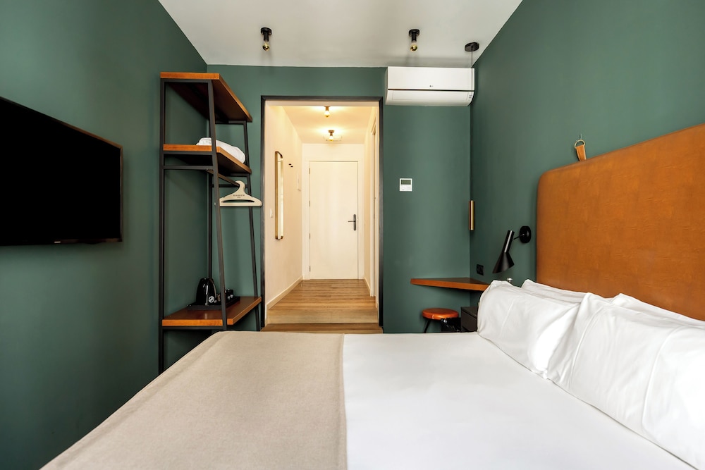ROOM, DOUBLE BED