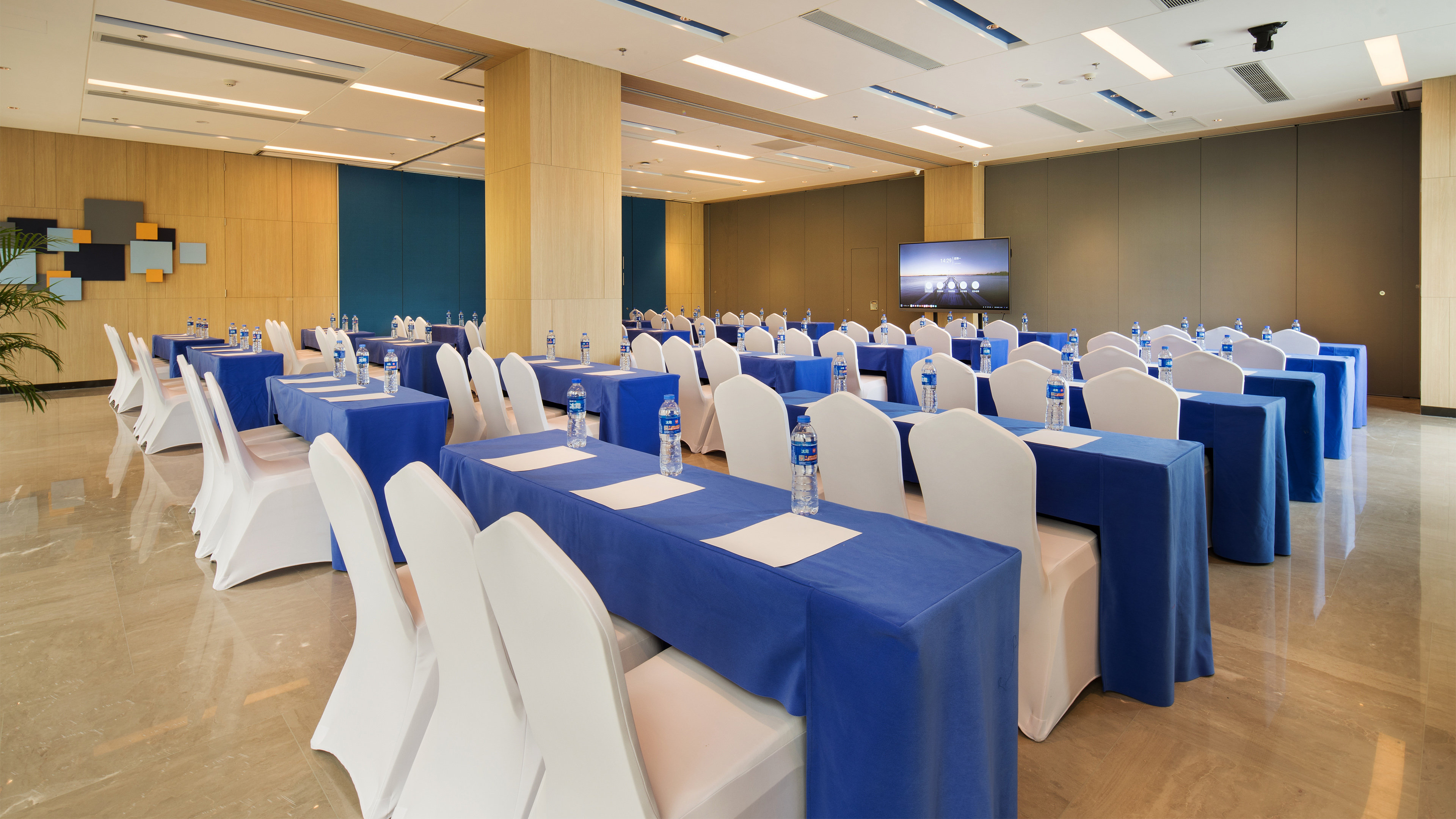 Holiday Inn Express Shenzhen North Station 27/29