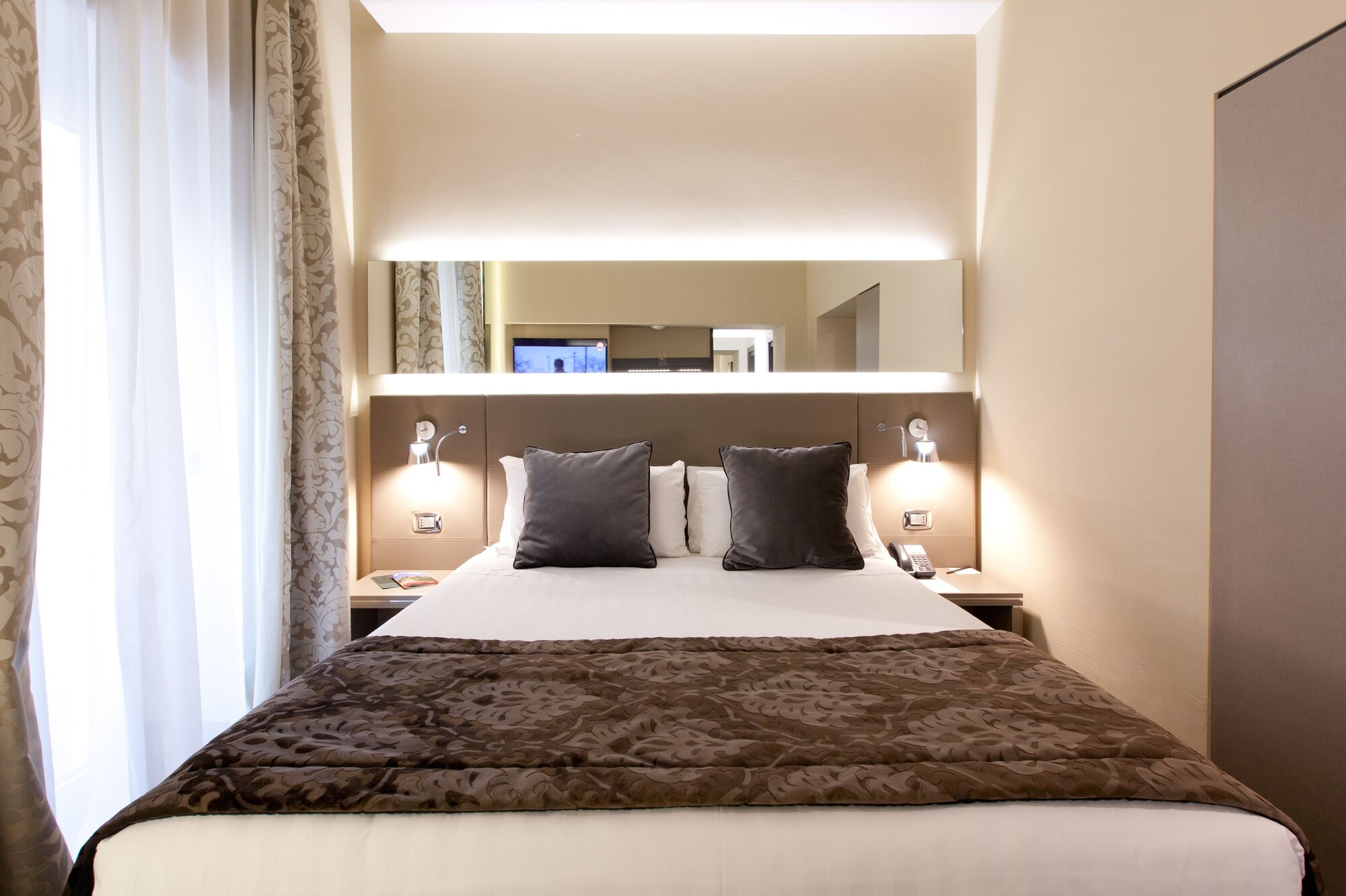 ROOM, DOUBLE BED