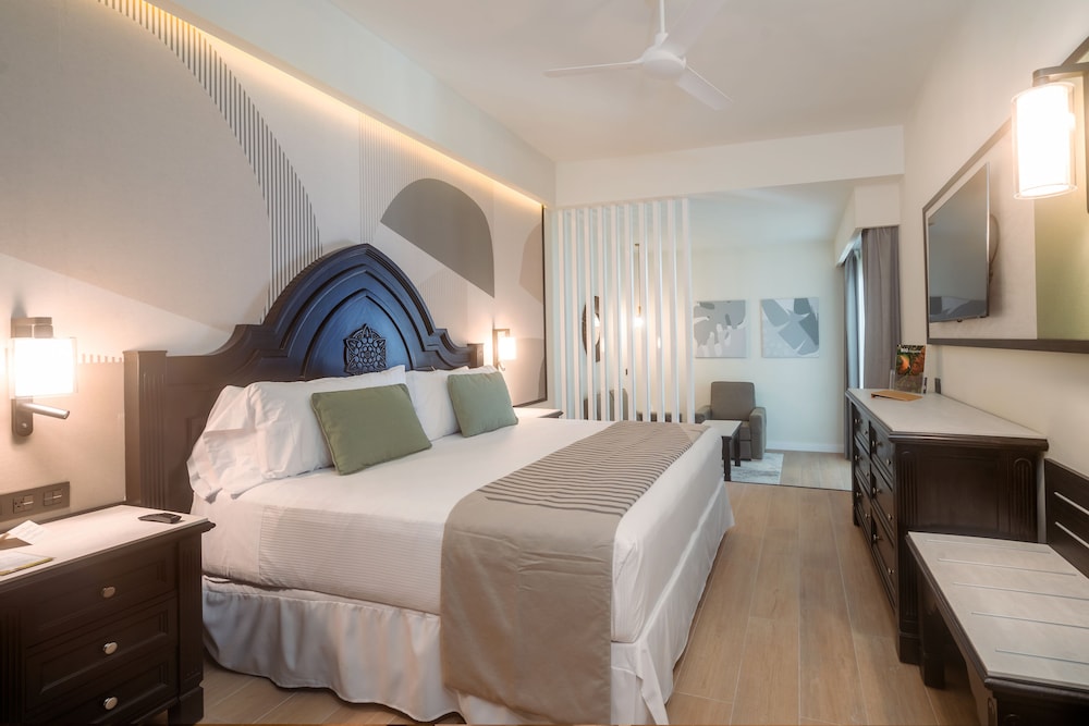 2 Bedrooms, Family Suite, 1 King and 2 Double Beds, Partial Ocean View