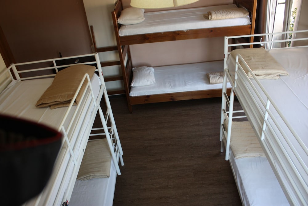 MIXED DORM, 6 BEDS, SHARED BATHROOM