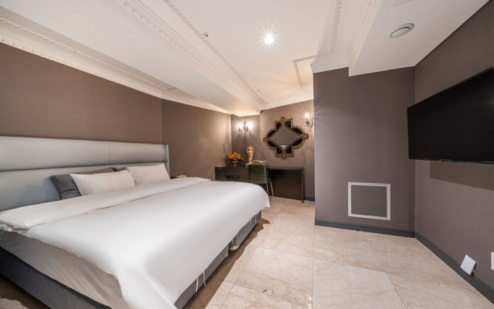 Partyz Hotel 18/76