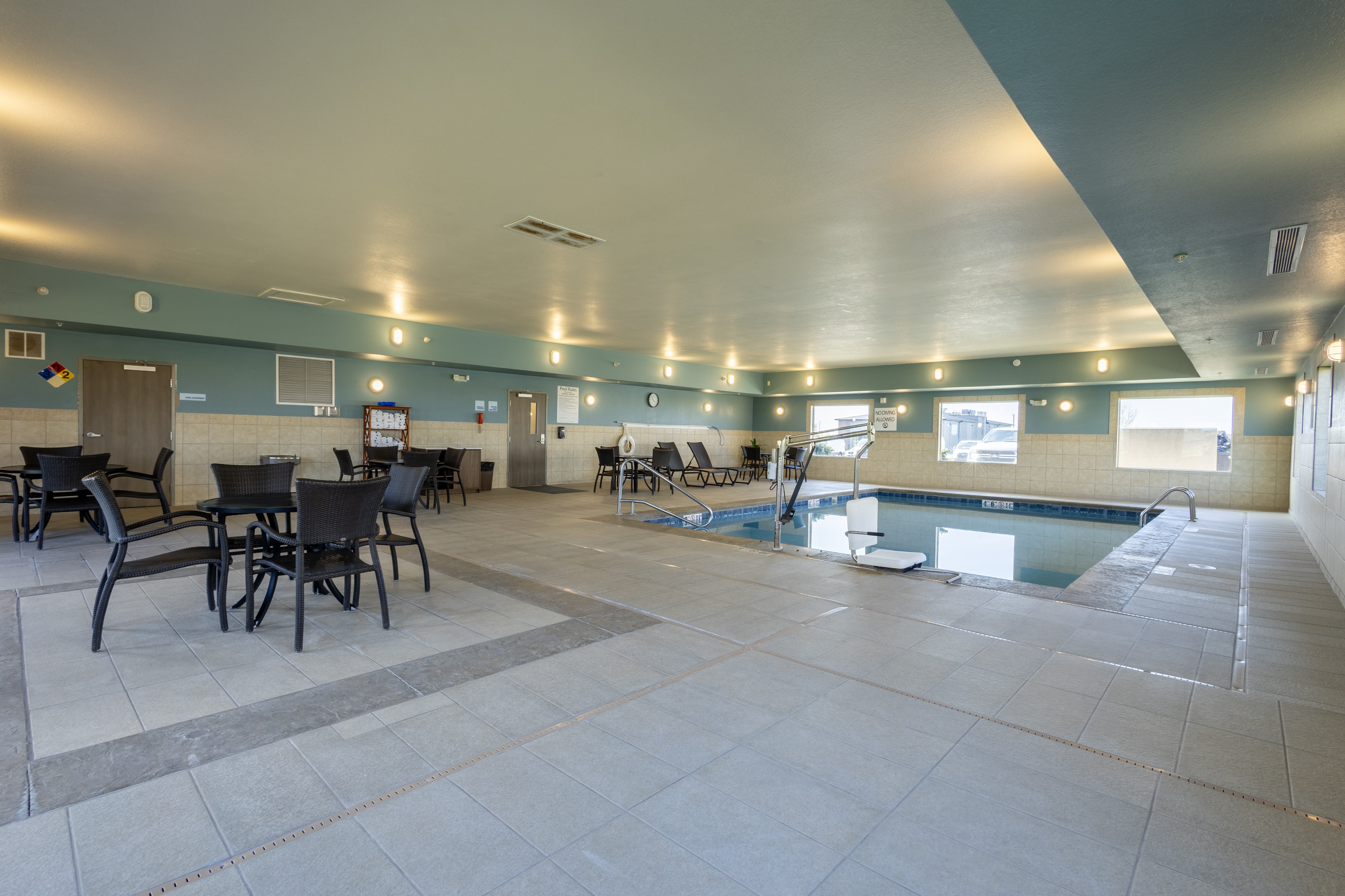 Holiday Inn Express Suites Sioux Center 65/68