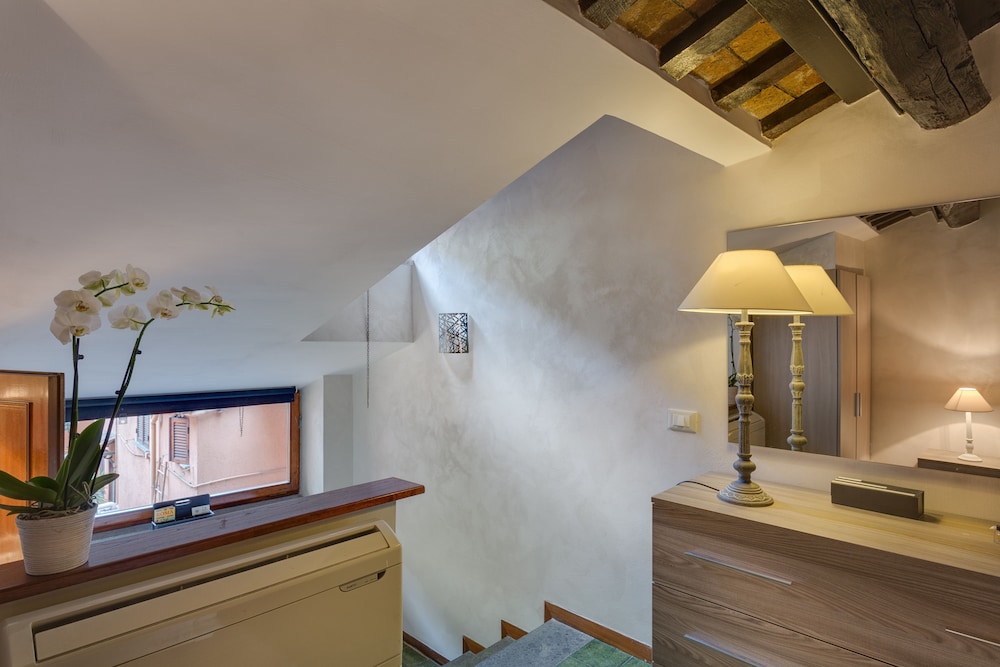 Tritone Top House 5/83