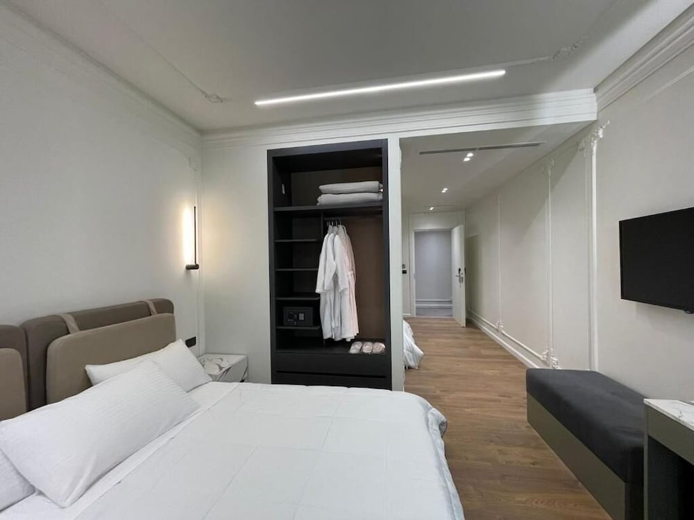 Hotel Adore 17/60