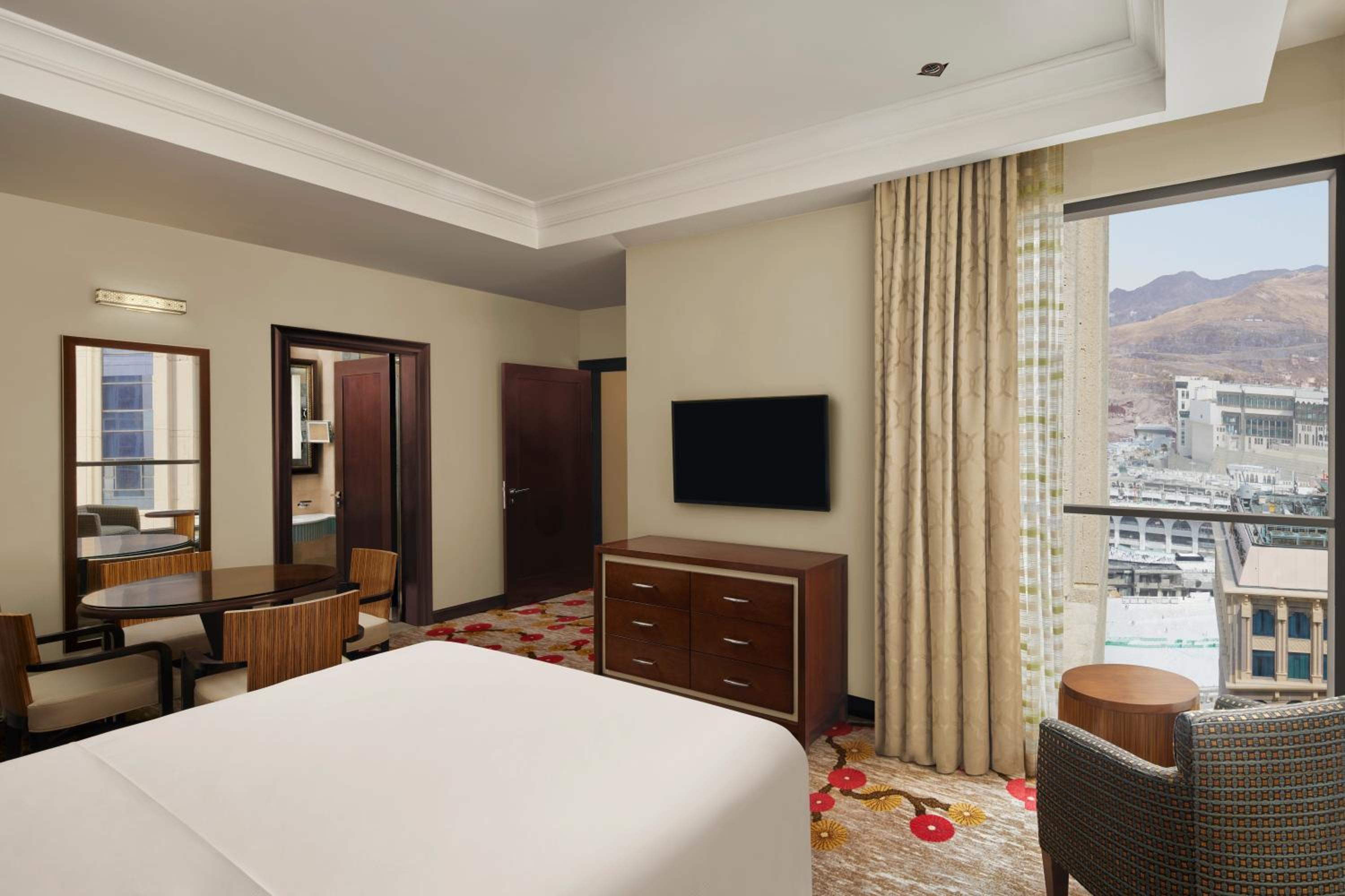 1 Bedroom, Suite, King Bed, Partial Haram View, Sofa
