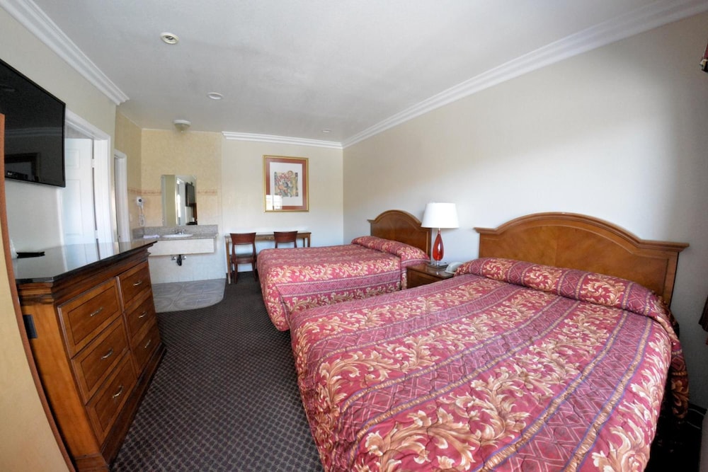 Palace Inn Oxnard 7/43