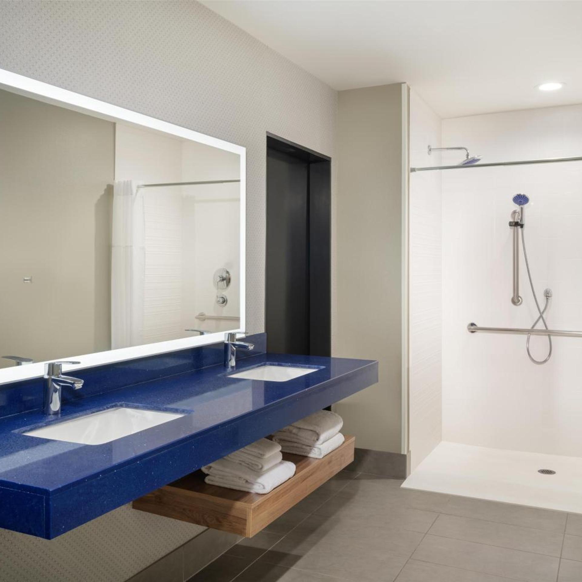 غرفة بسرير كينج مع أريكة لذوي الإعاقة، Glo Best Western Tulsa-Catoosa East Route 66 2/2
