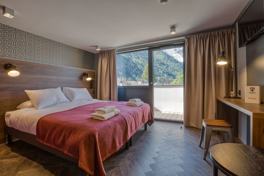 Summit, Superior, Queen Bed, Mountain View, Balcony