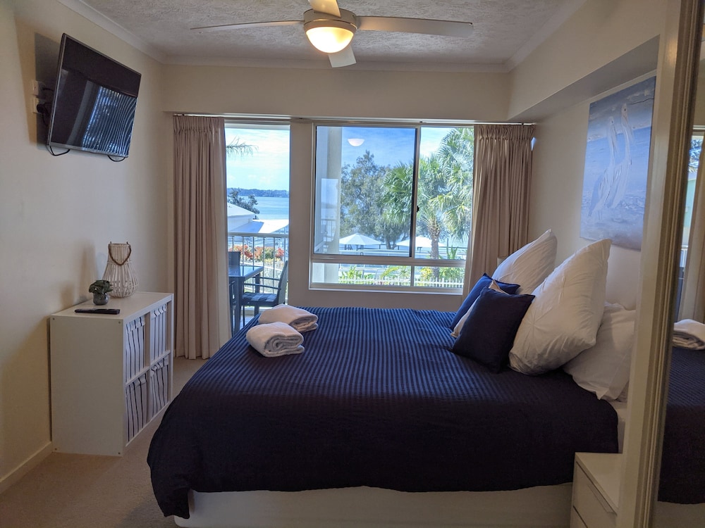 MOORINGS BEACH RESORT 51/77