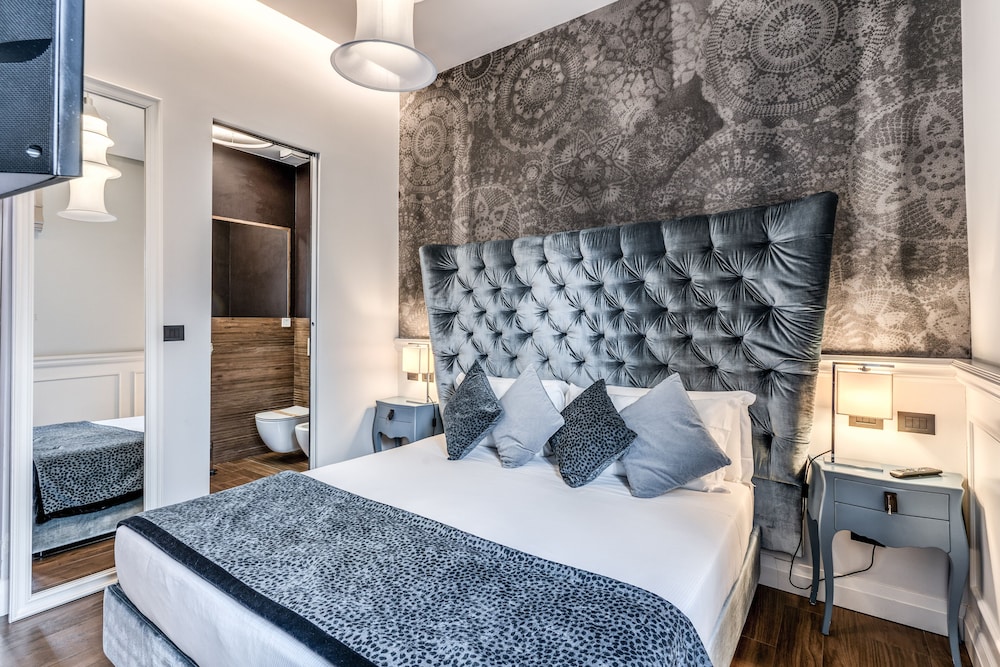DELUXE, DOUBLE OR TWIN BED