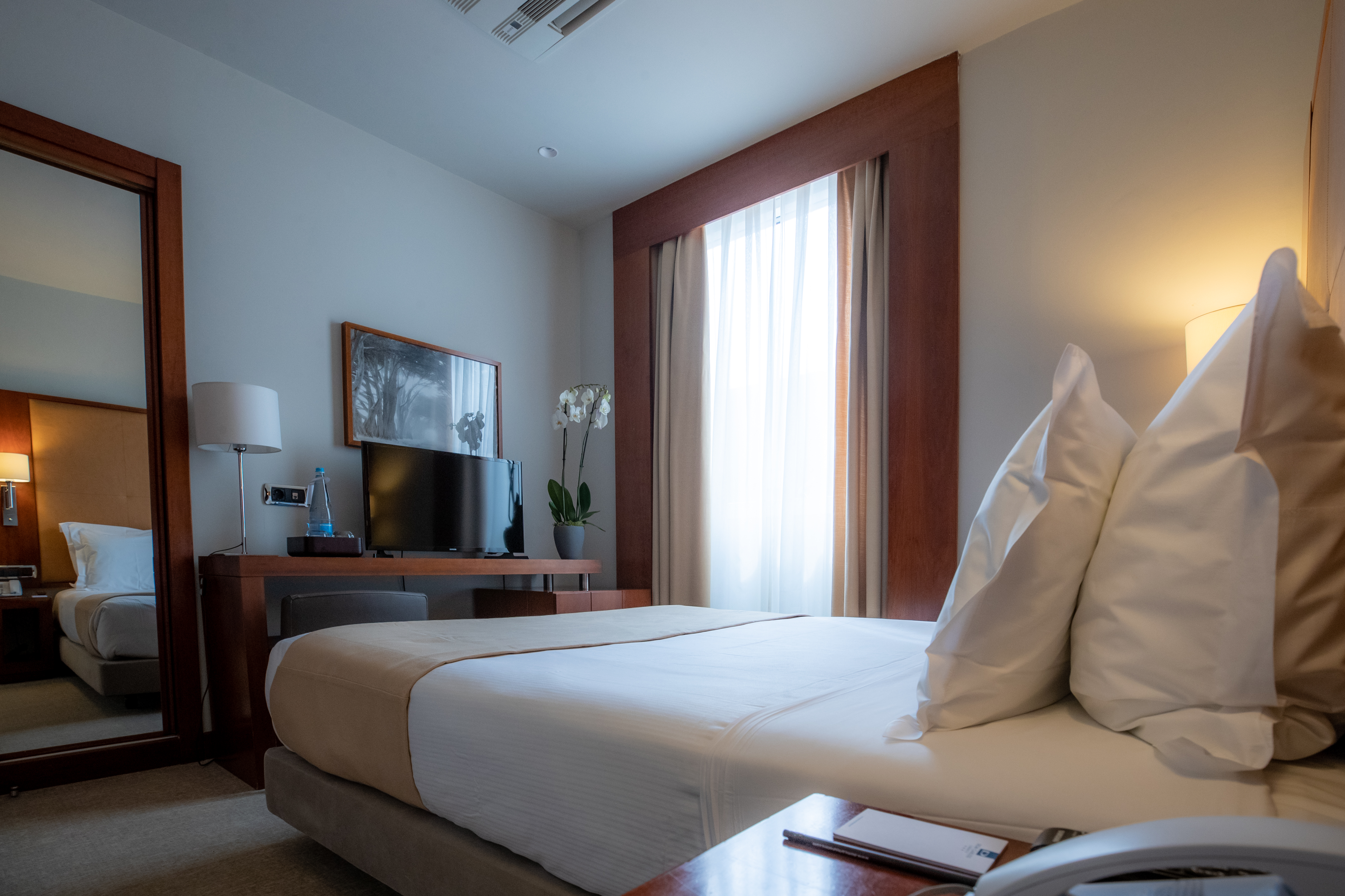 ROOM, SINGLE