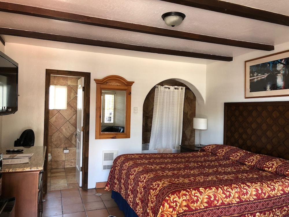 ROOM, KING BED