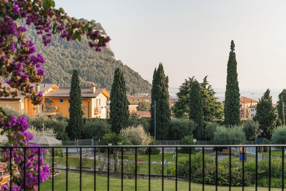 Villa Madrina Lovely and Dynamic Hotel 43/49
