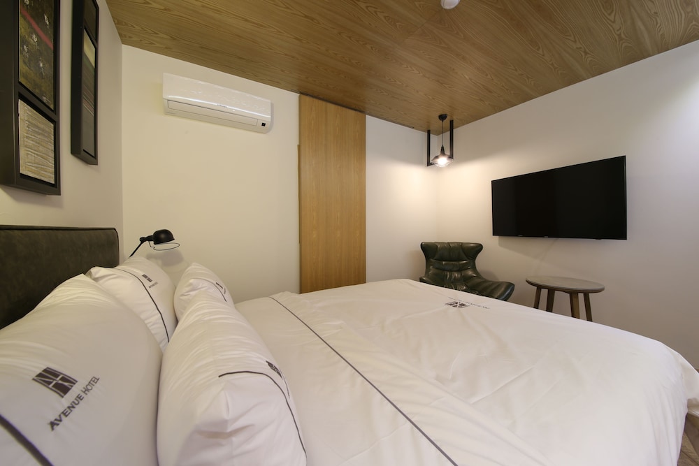 Avenue Hotel 8/41