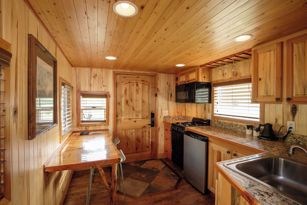 Loge Glacier National Park 24/50
