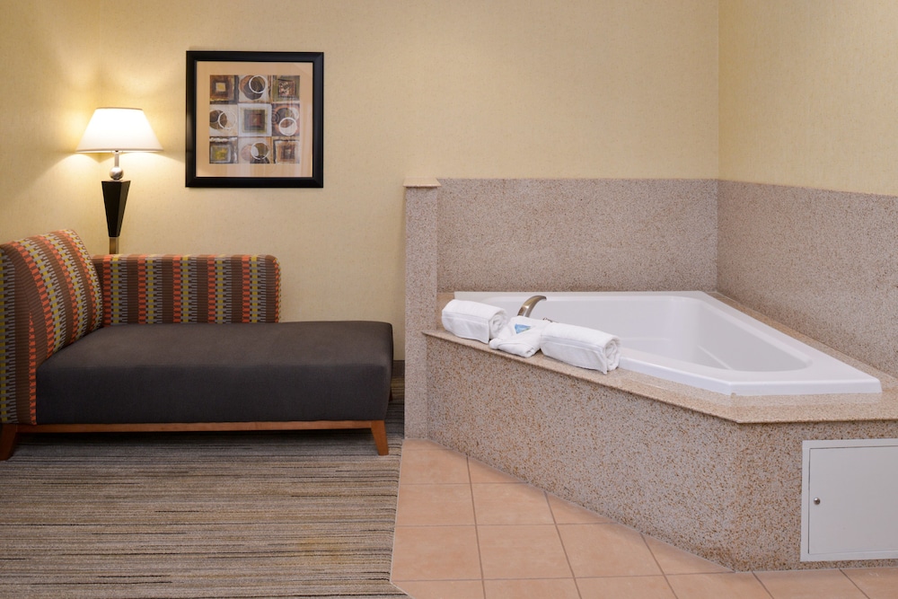 Holiday Inn Express & Suites Nampa - Idaho Center 24/78