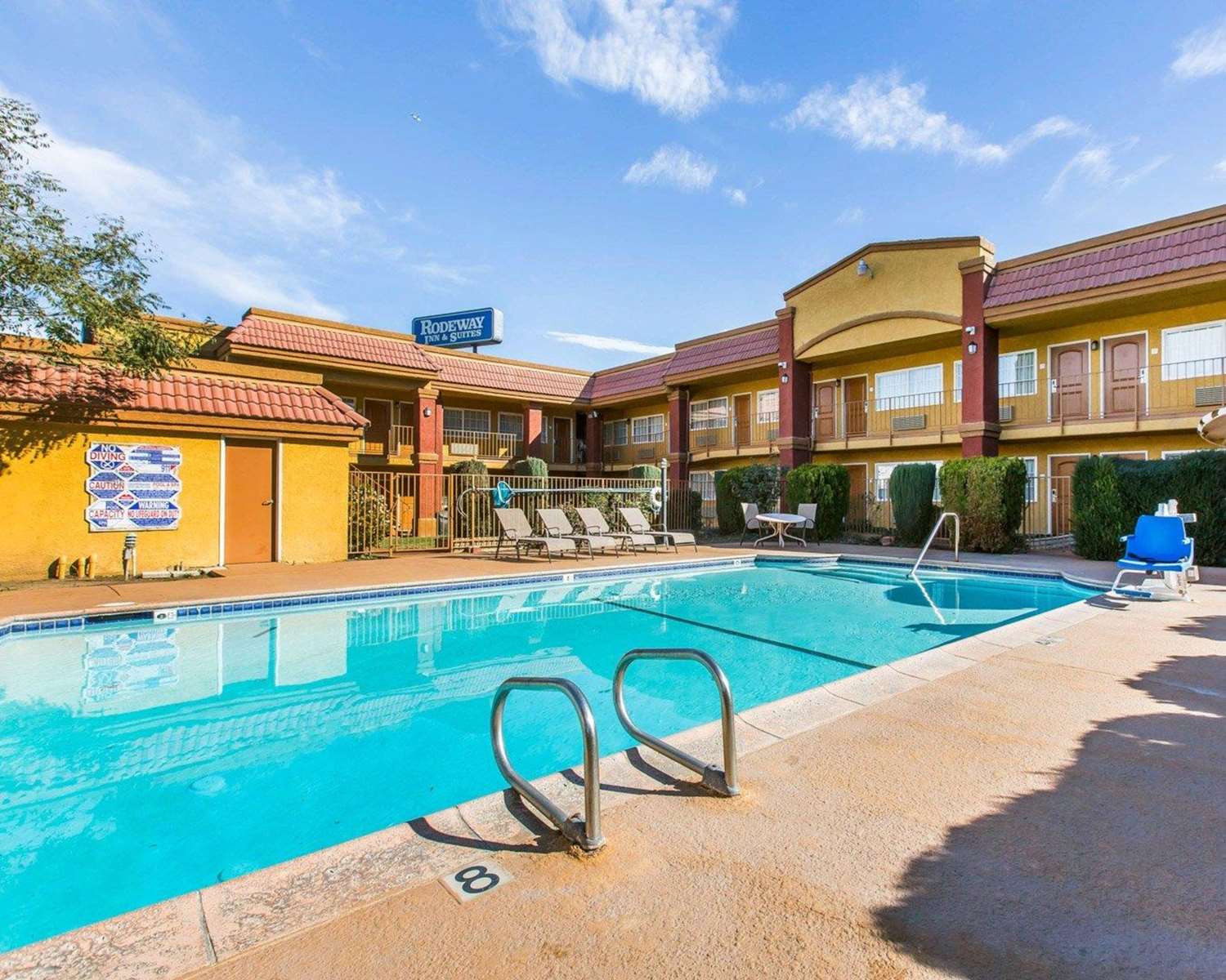Rodeway Inn and Suites Corona 39/39