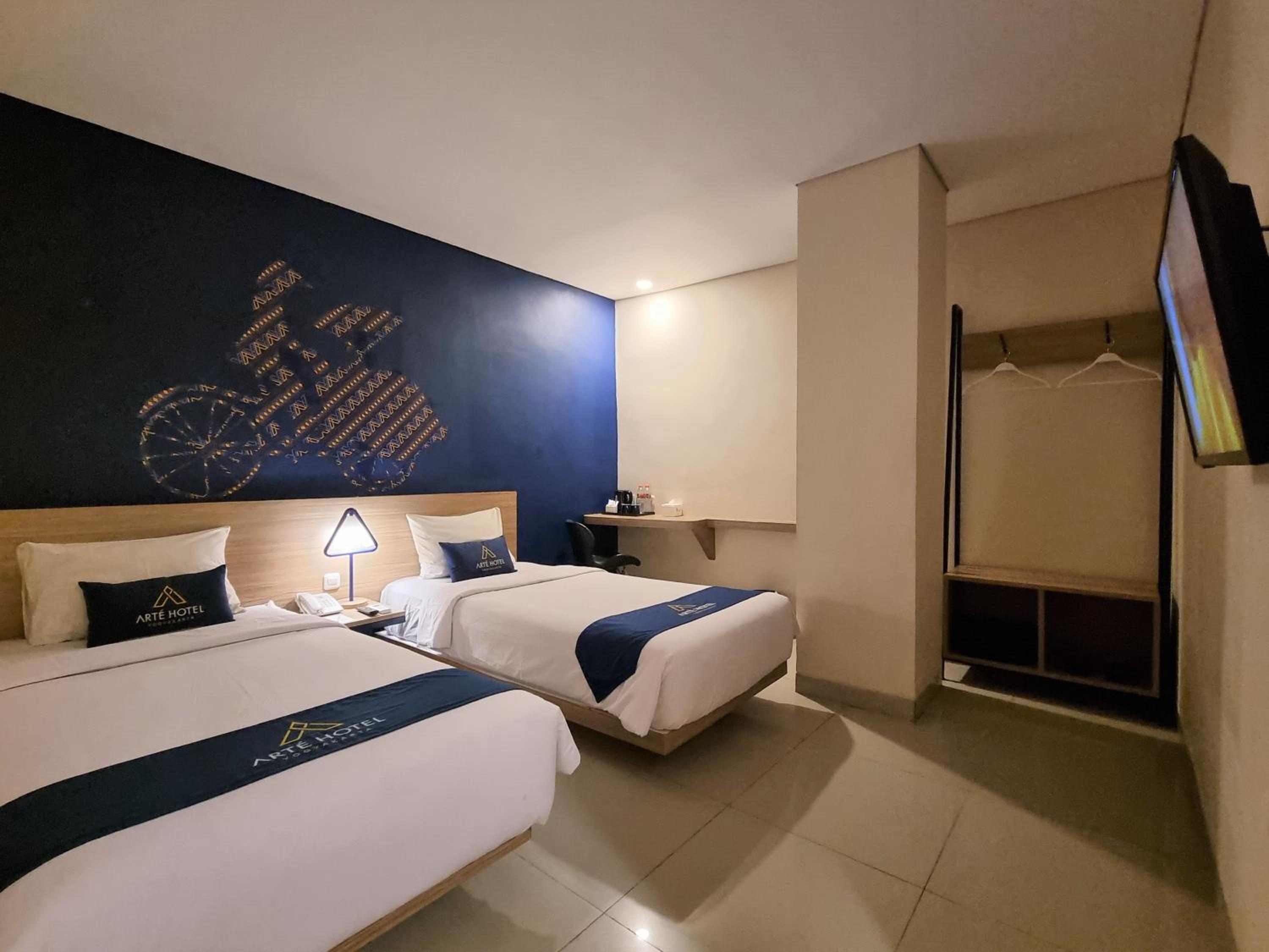 Standard, Twin Beds, No Window