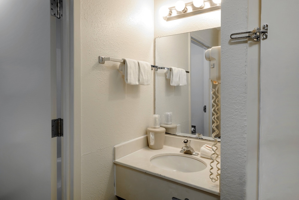 Red Roof Inn & Suites Savannah Airport 10/36