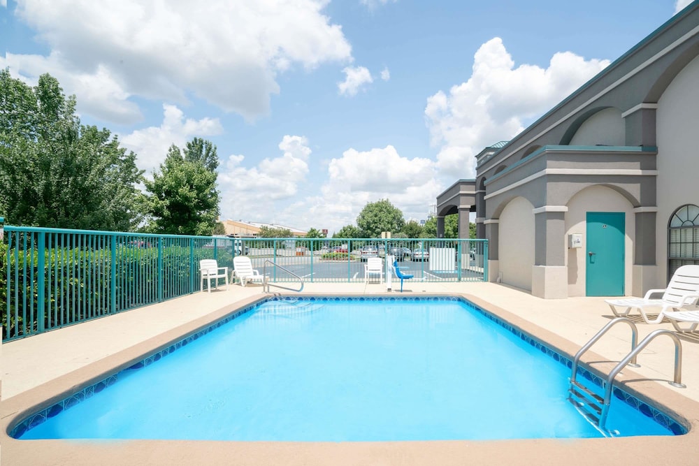 Super 8 by Wyndham Murfreesboro 5/30