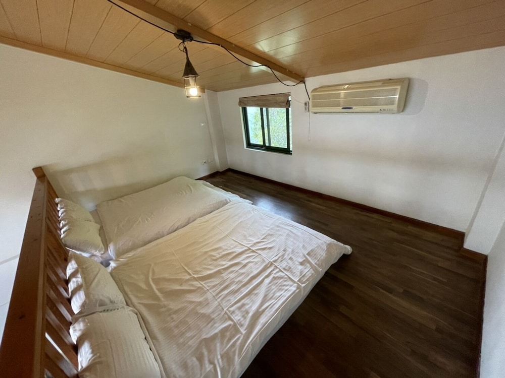 Emmanuel Farmhouse 8/56