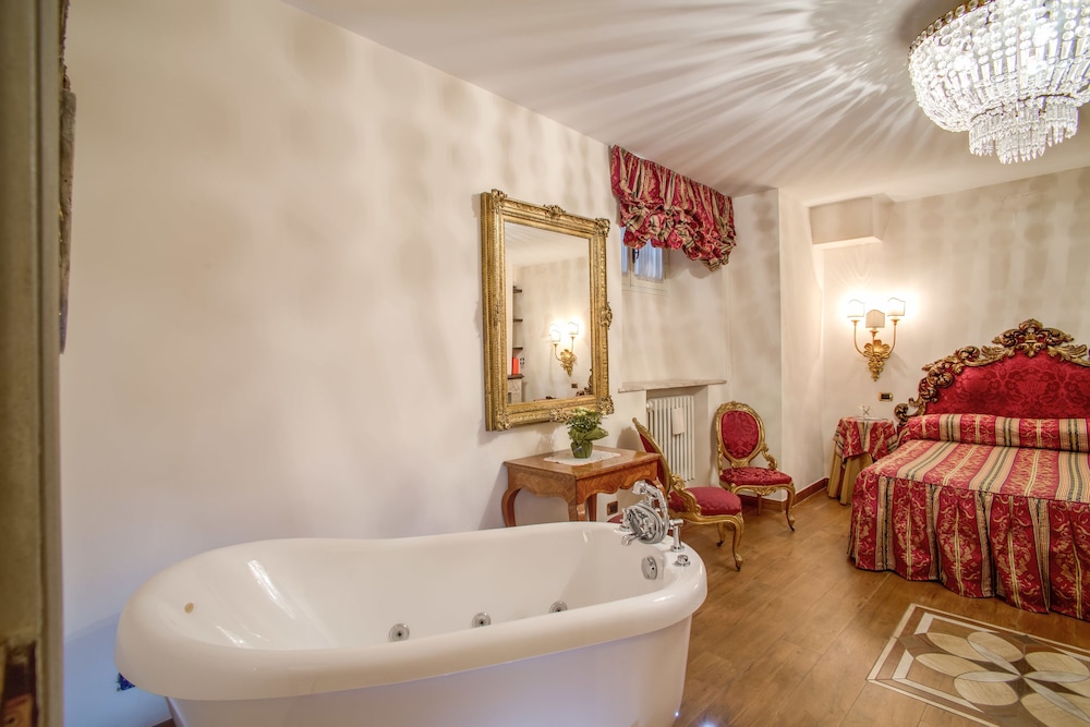 Navona Gallery Suites 50/50