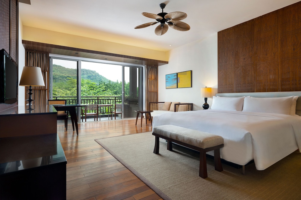 Room, King Bed, Lagoon View
