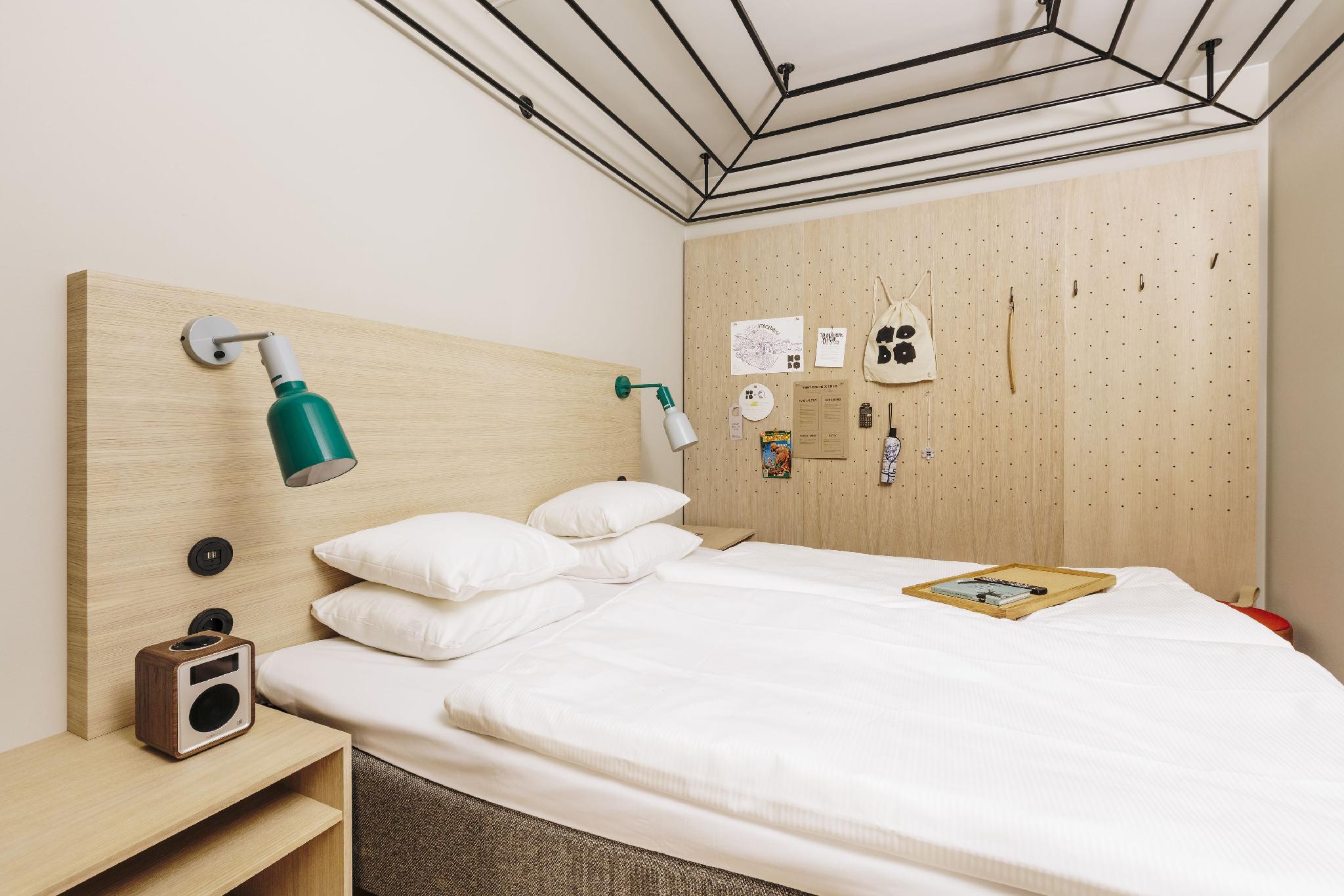 Economy, Queen Bed, No Window