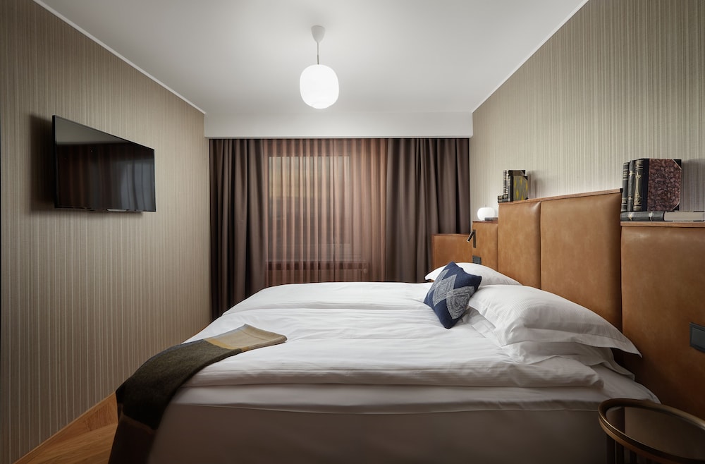SUITE, KING BED