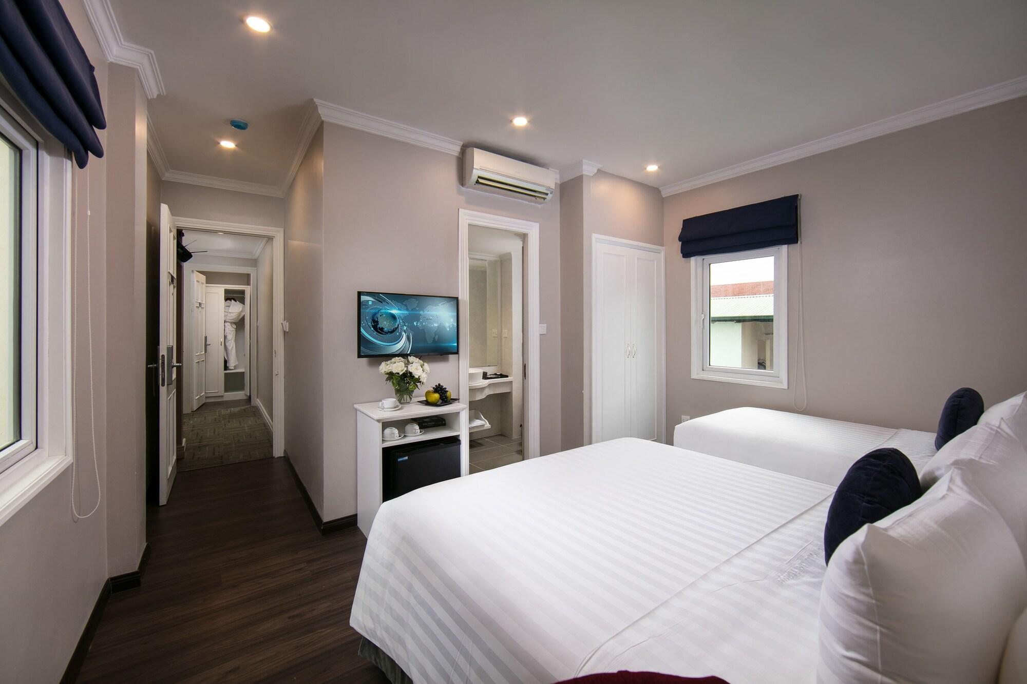 Deluxe, Triple, Courtyard View