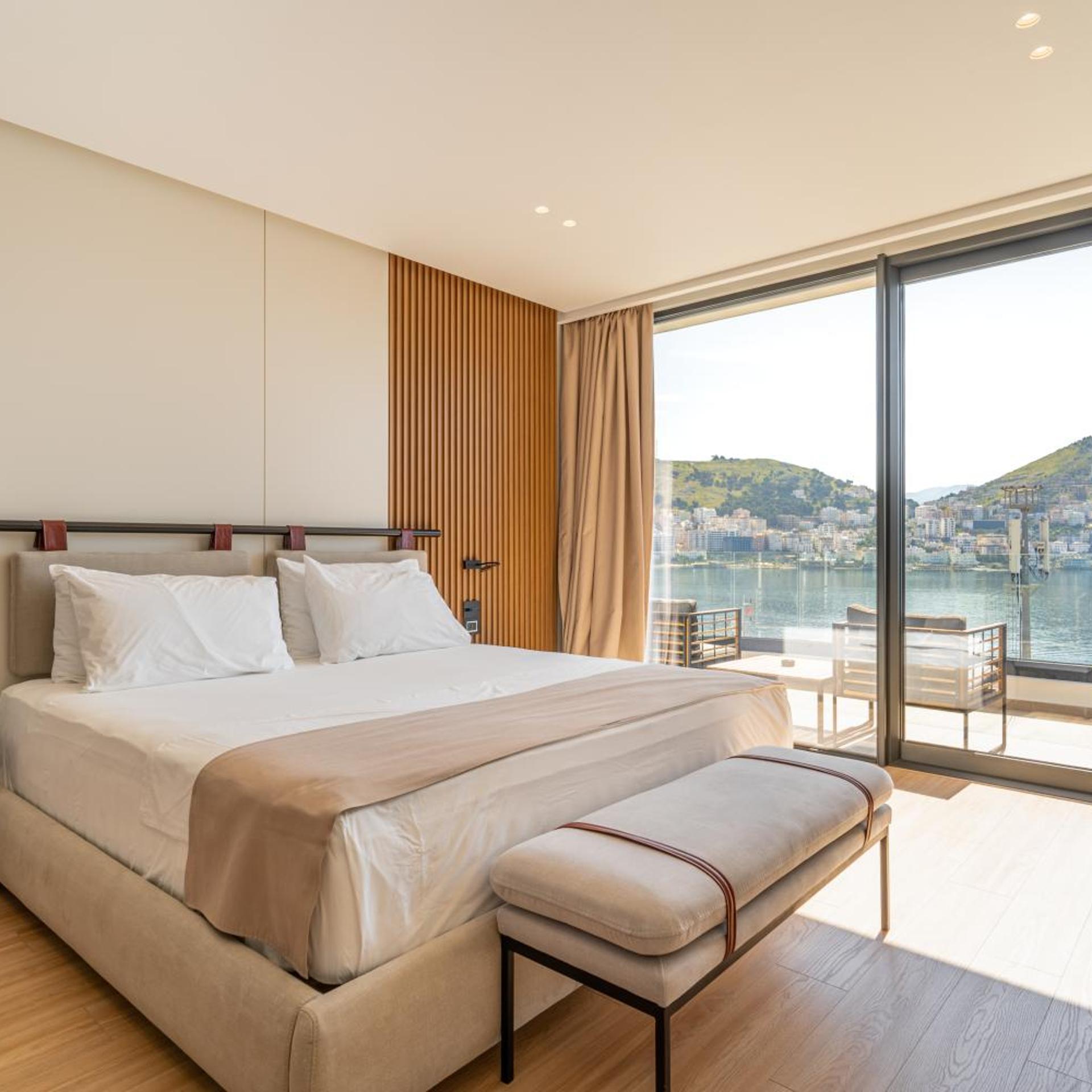 Yacht Premium Hotel 10/50