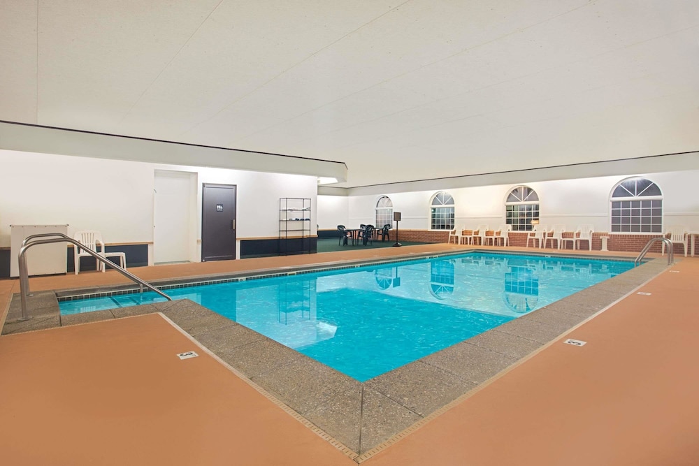 Super 8 by Wyndham New Hampton 3/32
