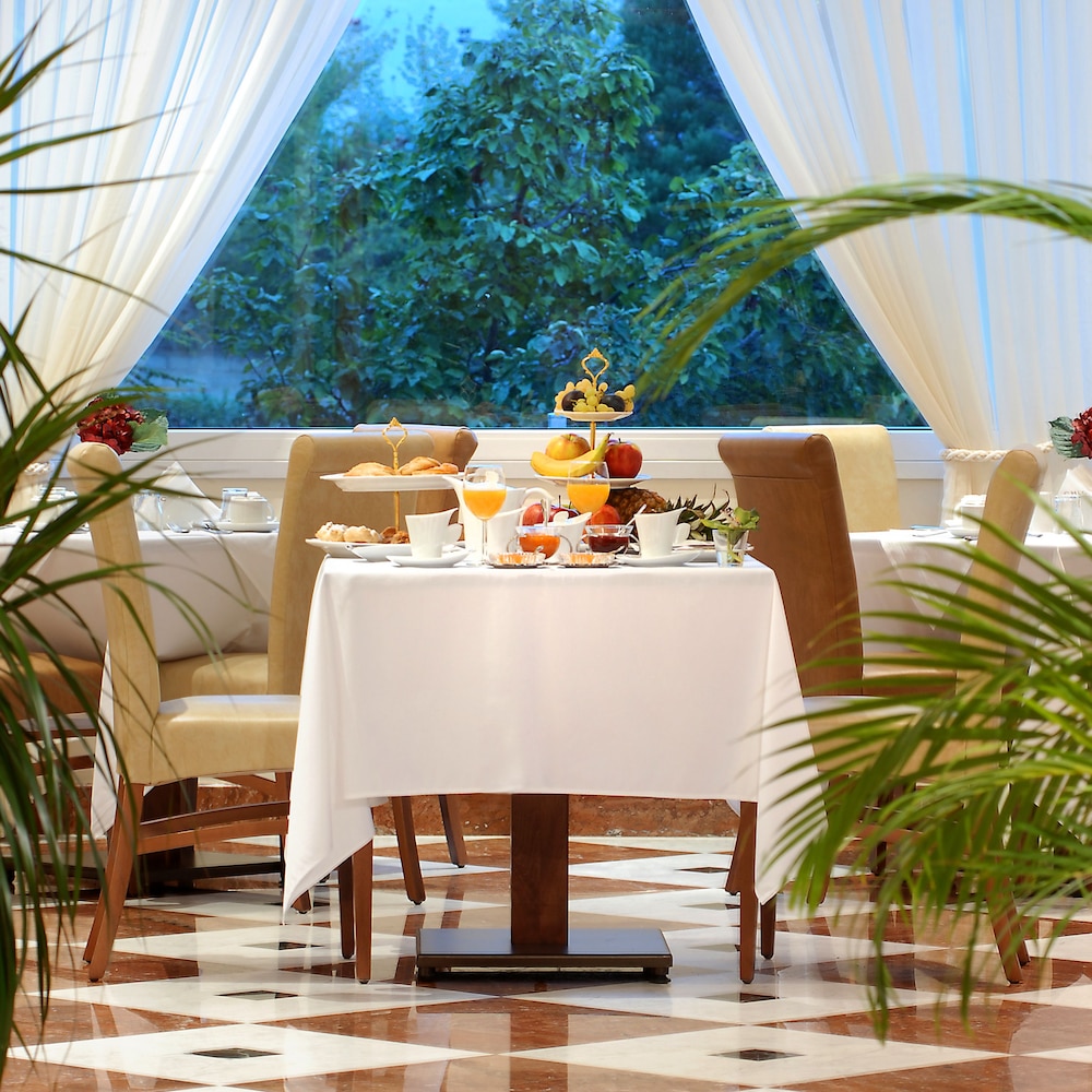 HOTEL CHLOE 43/50