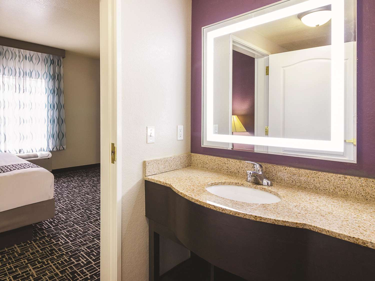 La Quinta Inn & Suites by Wyndham Bowling Green 46/51