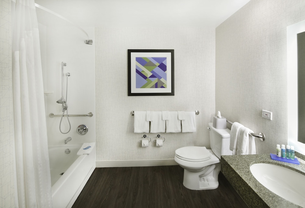 Holiday Inn Express and Suites Fishermans Wharf 11/59