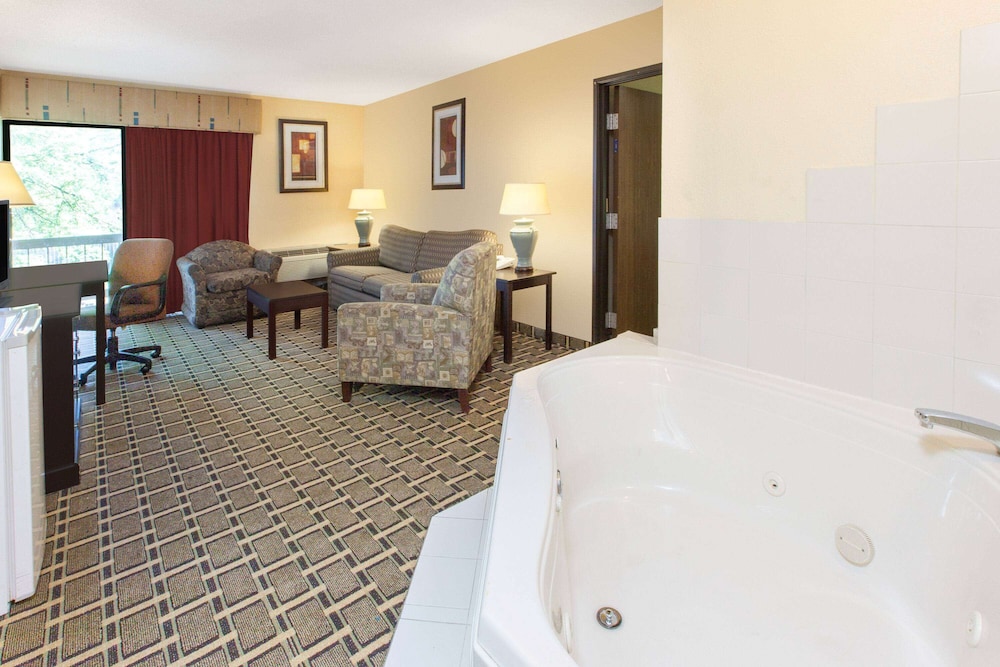 Days Inn & Suites by Wyndham Madison Heights MI 11/20