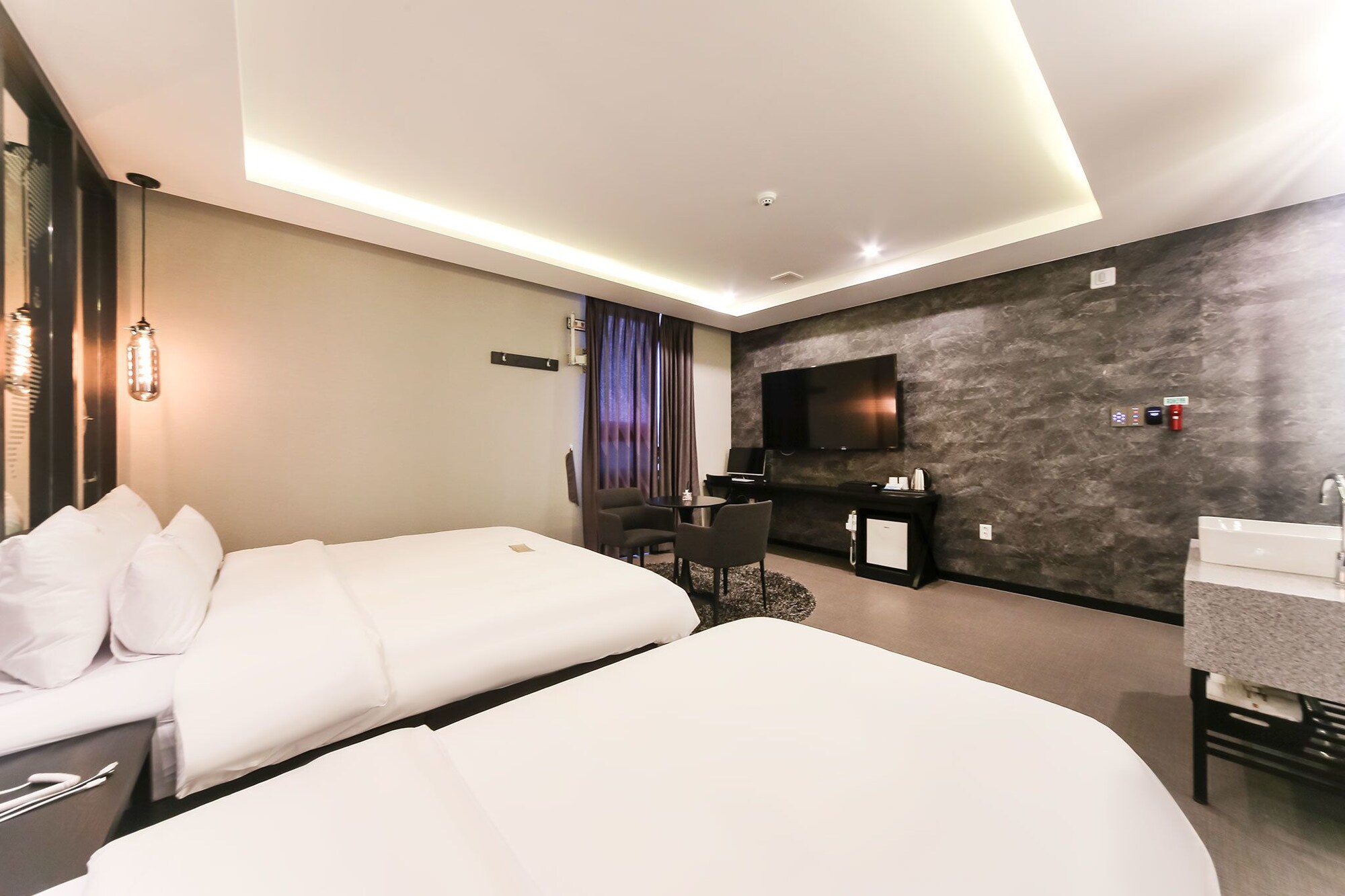 Deluxe, Twin Beds, King Bed