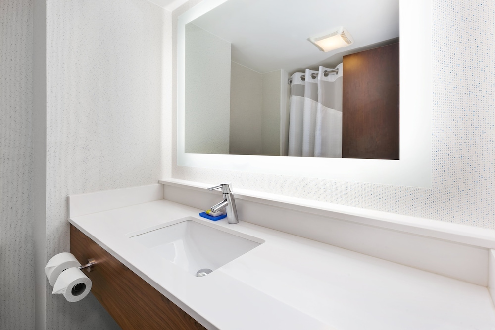 HOLIDAY INN EXPRESS WALDORF 24/64