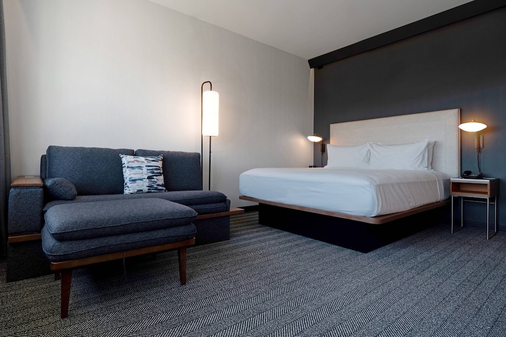 Courtyard by Marriott Marina del Rey 7/35