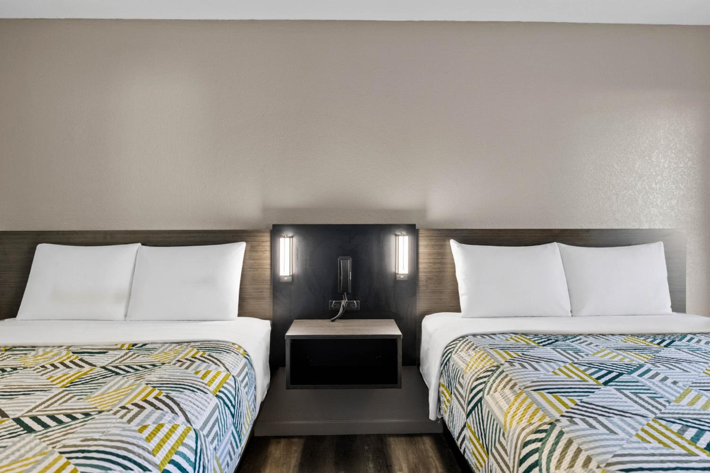 2 Queen Beds Non-Smoking, Micfridge، Motel6 Mccomb Ms 11/16
