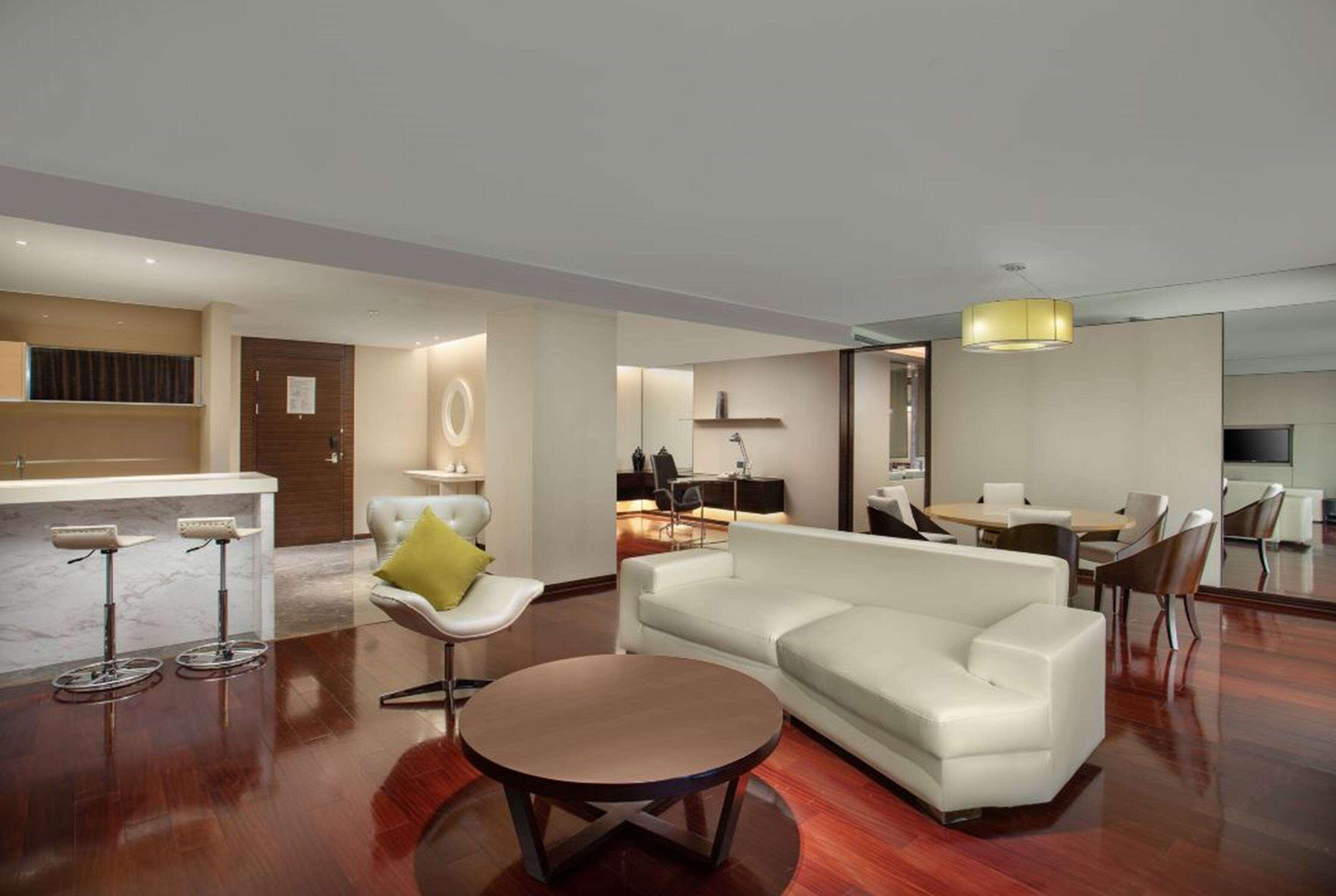 Imperial, Suite