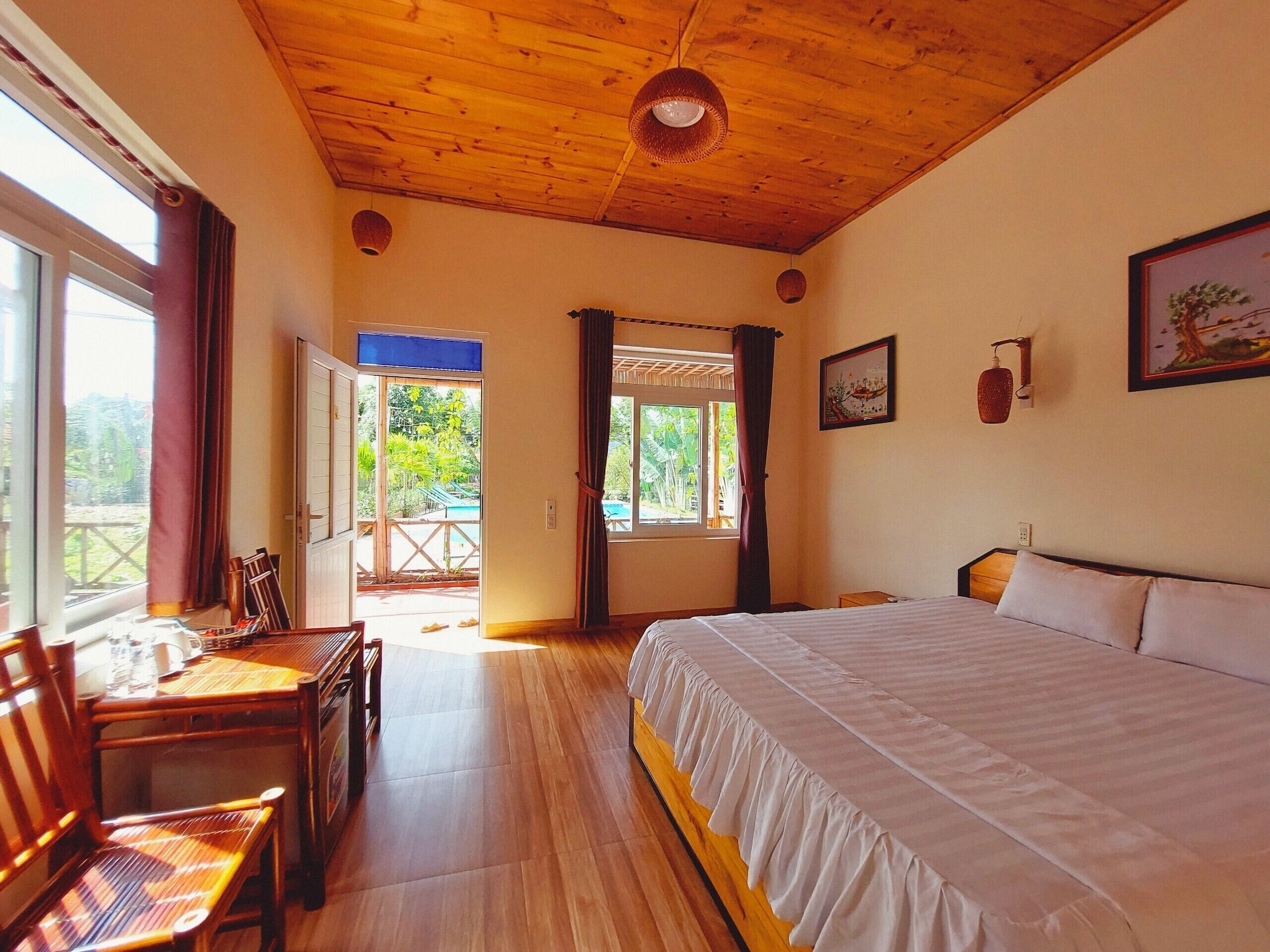 DELUXE, DOUBLE BED