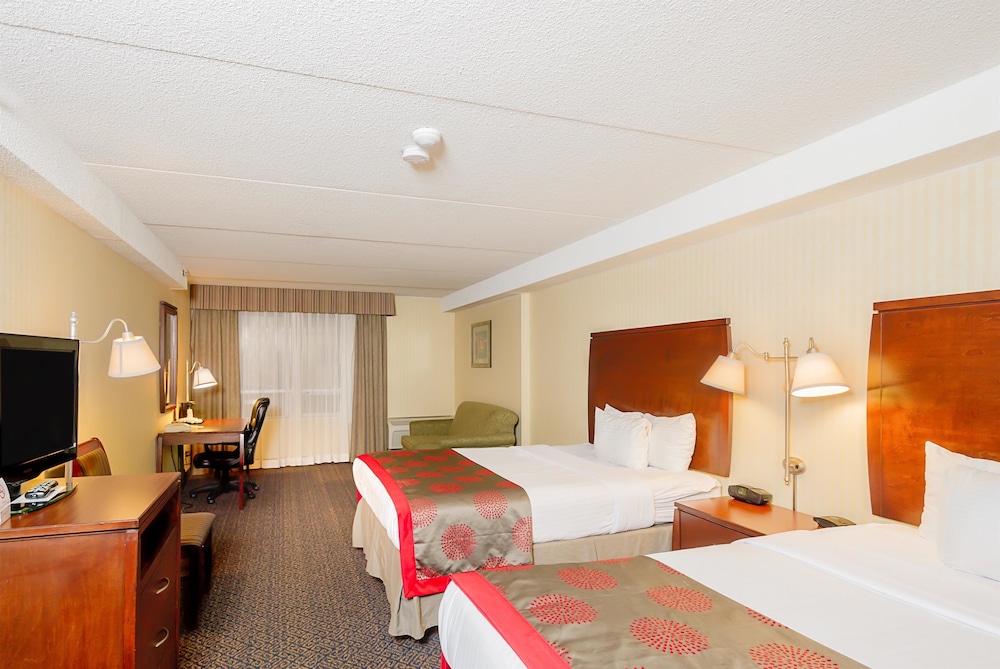 Ramada By Wyndham Niagara Falls By the River 8/47
