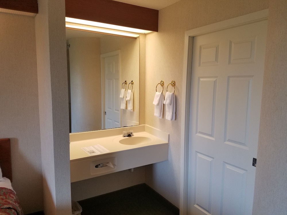 Syracuse Inn & Suites 21/22