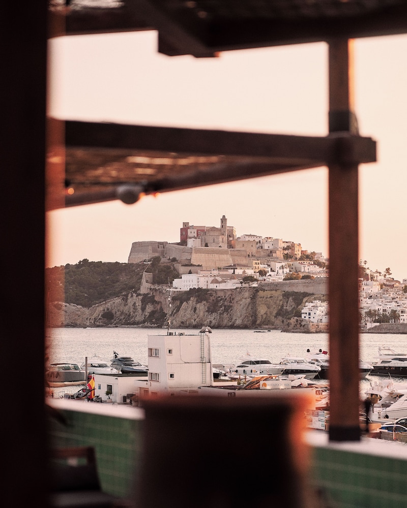 Mikasa Ibiza Boutique Hotel 53/56