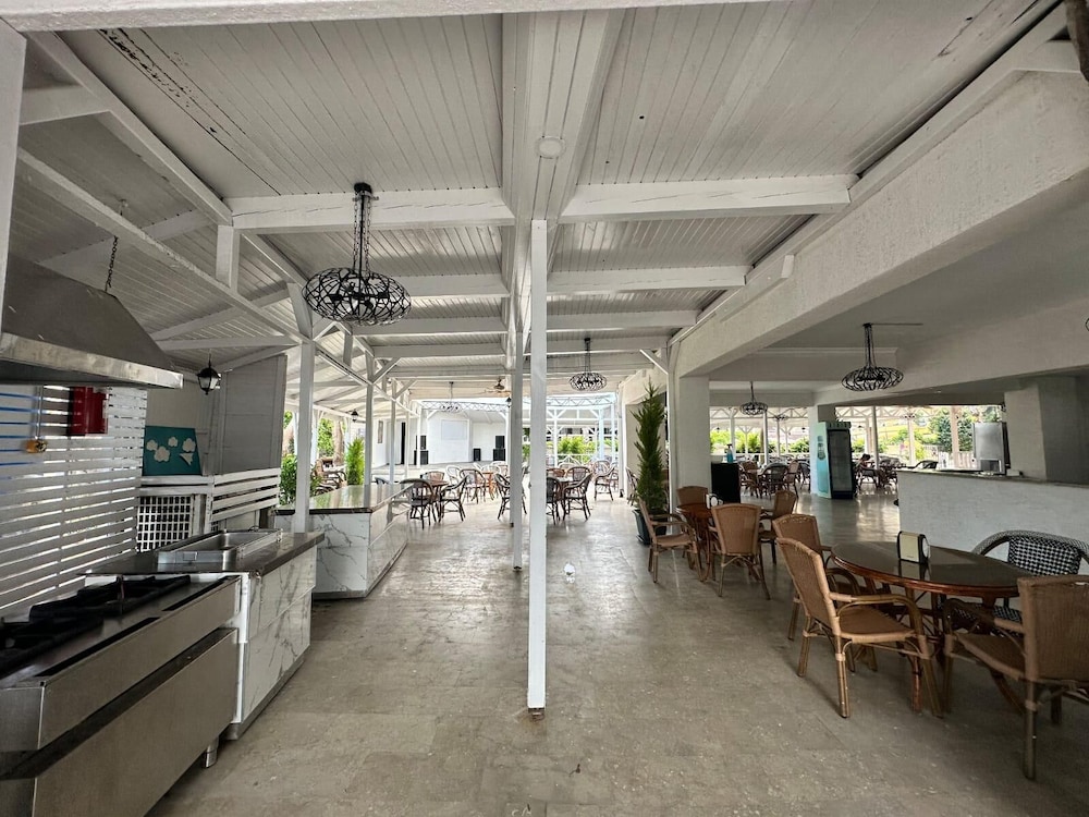 Larissa Inn 33/50