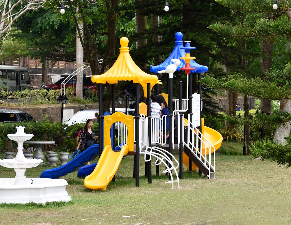 Forest Crest Nature Hotel and Resort Powered by ASTON (ex Chateau Royale Sports and Country Club) 70/77