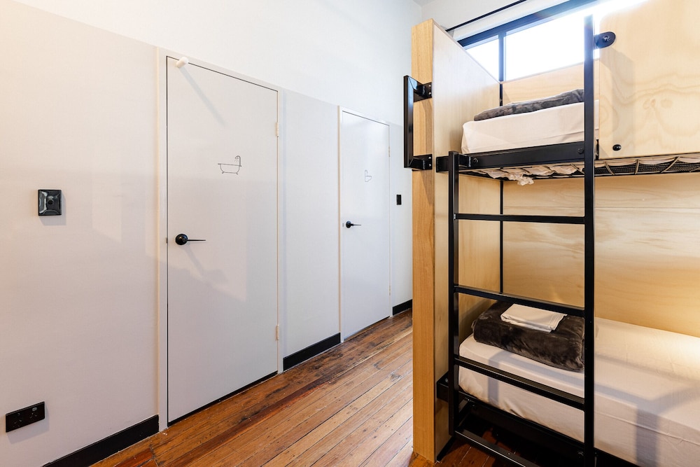 Bunk Backpackers 20/50
